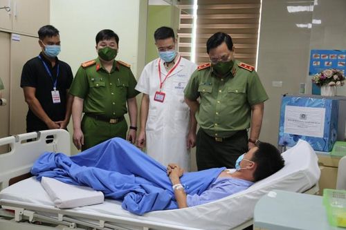 Giám đốc Công an TP Hà Nội thăm hỏi Đại úy bị thương khi làm nhiệm vụ phòng chống dịch