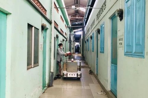 Đồng Nai: Vận hành thử nghiệm robot vận chuyển nhu yếu phẩm cho khu cách ly
