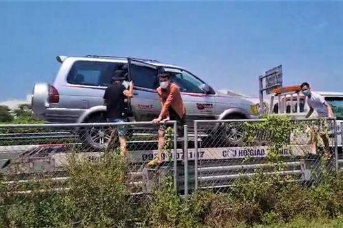Tài xế bị phạt hơn 18 triệu đồng vì lợi dụng xe cứu hộ đưa người qua chốt kiểm dịch vào Hà Nội