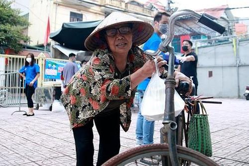 Ấm lòng bữa cơm 0 đồng với hoàn cảnh khó khăn những ngày dịch bệnh COVID-19