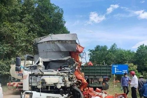 Xe tải nát bét sau va chạm với xe đầu kéo, tài xế tử vong tại chỗ