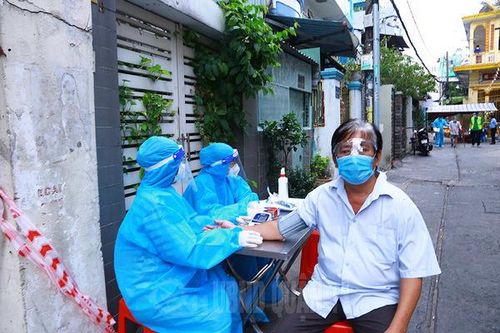 Quận đầu tiên ở TP.HCM hoàn thành tiêm vắc xin mũi 1