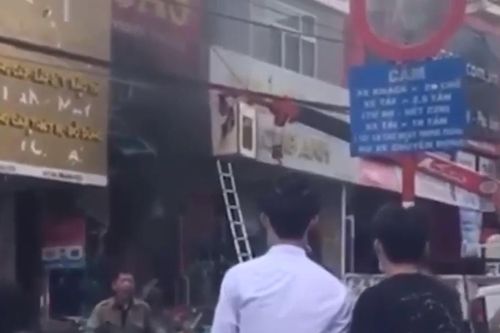 Nhân viên Điện lực Lào Cai giải cứu ngoạn mục 2 em bé trong biển lửa