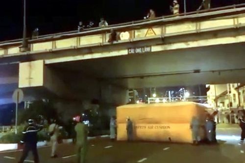 TP Hồ Chí Minh: Giải cứu kịp thời người đàn ông dọa nhảy cầu Ông Lãnh