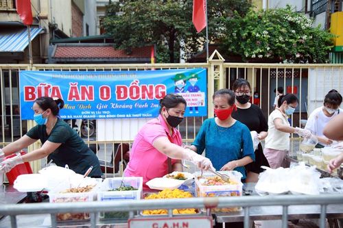 Những bữa cơm '0 đồng' ấm tình người trong mùa dịch