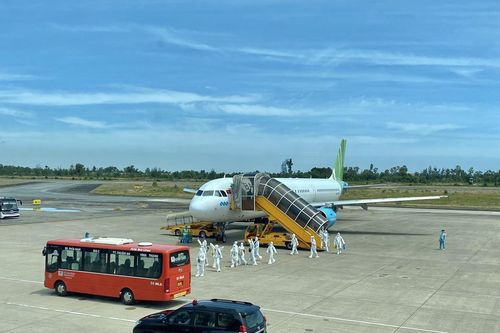 Tiếp tục đưa 200 y, bác sỹ từ miền Trung vào TP Hồ Chí Minh chống dịch
