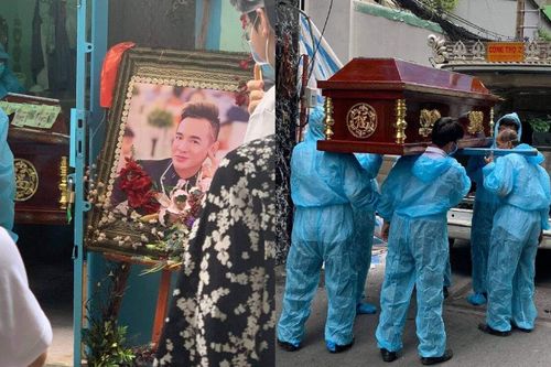 Hình ảnh đưa tiễn ca sĩ Việt Quang về nơi an nghỉ cuối cùng: Hiu quạnh, vắng lặng đến đau lòng!