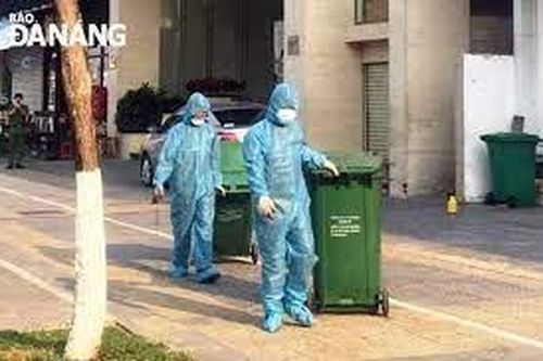 Kịp thời thu gom rác tại các cơ sở, phường cách ly y tế