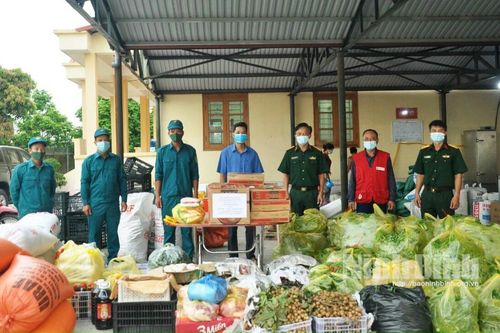 Tặng nhu yếu phẩm cho khu cách ly huyện Kim Sơn