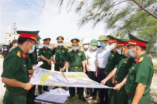 Bí thư Tỉnh ủy Quảng Trị Lê Quang Tùng làm việc với Bộ Chỉ huy Quân sự tỉnh về công tác quân sự, quốc phòng địa phương