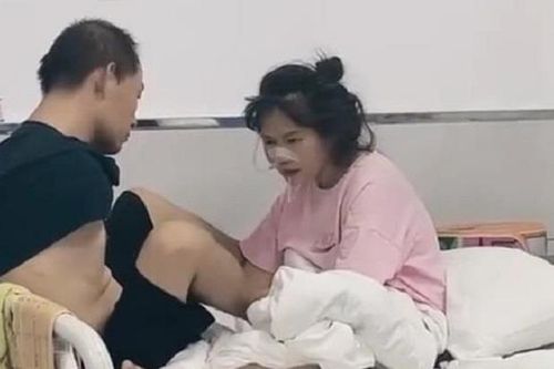 Cảnh chồng khuyết tật chăm vợ ở bệnh viện khiến dân mạng rơi nước mắt