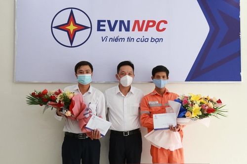 Khen thưởng nhóm công tác Điện lực Sa Pa cứu hai cháu bé khỏi đám cháy