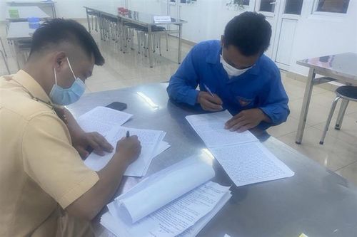 Phạt 18 triệu đồng với tài xế lợi dụng xe cứu hộ chở người qua chốt kiểm soát
