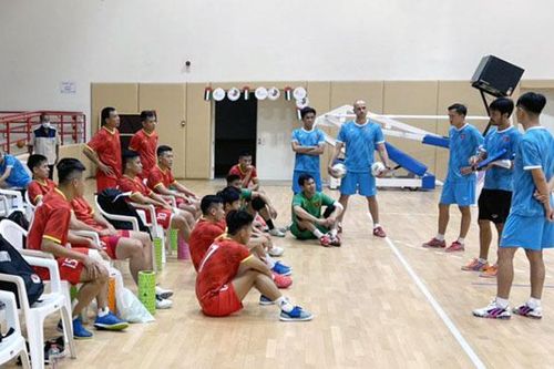 Đội tuyển Futsal Việt Nam di chuyển ra Hà Nội