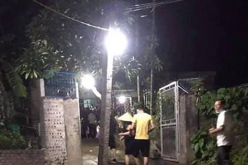 Bố đưa điện thoại hết pin bảo con đi sạc, con trai 7 tuổi bị điện giật tử vong