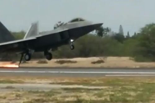 Mài tóe lửa đường băng khi hạ cánh khẩn, tiết lộ thiết kế lạ của F-22 Raptor