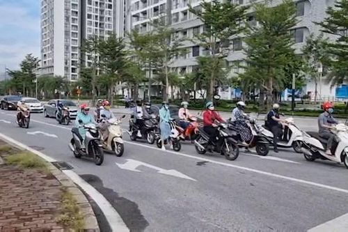 Đang giãn cách, đường phố Hà Nội vẫn đông như ngày thường