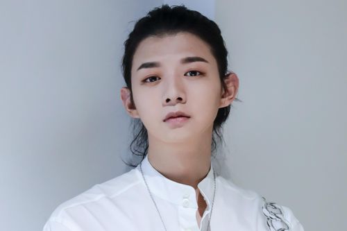 Ca sĩ 'Vén rèm châu' bị nhà đài cấm sóng vì bê bối tình ái
