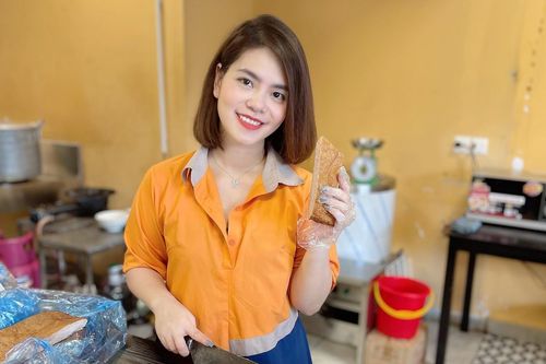 Người mẹ nấu ăn tặng người nghèo ở Hà Nội ngày giãn cách