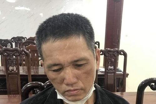 Vận động nghi phạm bị truy nã mang súng ra đầu thú