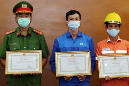 Khen thưởng người cứu nạn trong vụ cháy cửa hàng gas