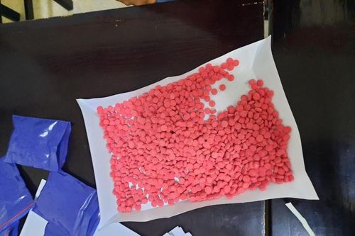 Hà Nội: Biểu hiện lấm lét, nam thanh niên 'lộ' chiếc ví chứa hơn 1.300 viên ma túy