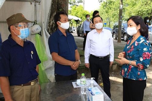 Phó Bí thư Thường trực Thành ủy Nguyễn Thị Tuyến: Kiểm soát chặt chẽ người ra, vào từng địa bàn để nhanh chóng dập dịch