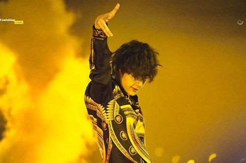V BTS tiếp tục khẳng định vị thế 'Vua fancam', có 12 fancam đạt hơn 10 triệu 'view'