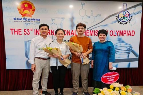 Khen thưởng cá nhân có thành tích tại các kỳ thi quốc gia và quốc tế