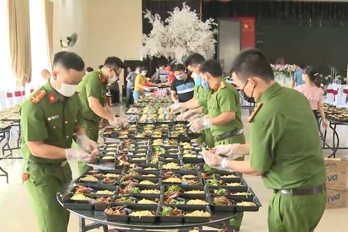 Nghìn suất cơm, triệu lít xăng gửi tặng người dân