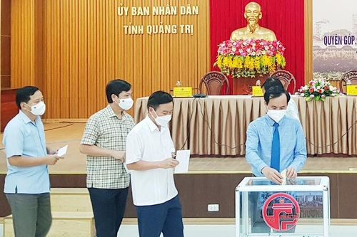 Chuyển tiền hỗ trợ đến hơn 15 nghìn người Quảng Trị ở phía nam
