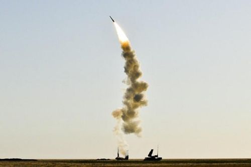 Iran chơi lớn, phóng tên lửa cố 'vít cổ' máy bay Mỹ