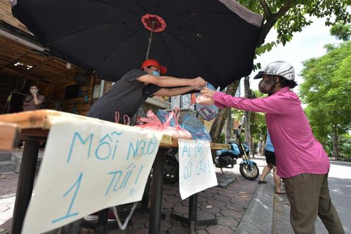 Những món quà ấm áp tình người đến tận tay người khó khăn trong mùa dịch