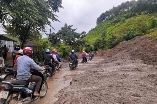 Sơn La: Sạt lở trên quốc lộ 6B, giao thông ùn tắc cục bộ