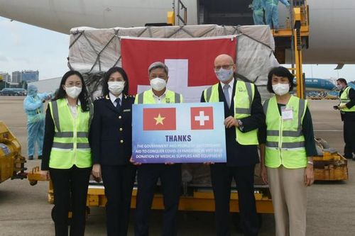 Thụy Sỹ trao tặng thiết bị, vật tư phục vụ công tác phòng, chống dịch COVID-19