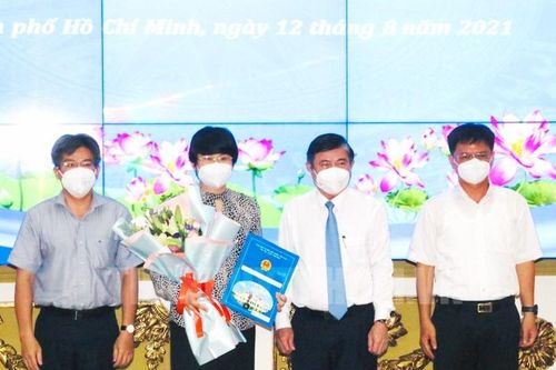 Chủ tịch UBND TP. HCM bổ nhiệm nhiều lãnh đạo cấp quận