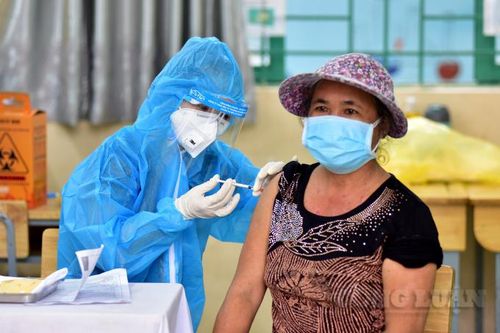 Cận cảnh người dân TP. HCM xếp hàng dài chờ tiêm vaccine Vero Cell