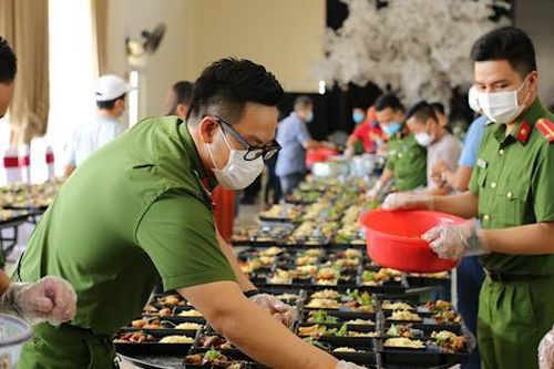 Hàng ngàn suất cơm tặng người dân đang cách ly tập trung