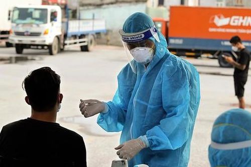 Cận cảnh lấy xét nghiệm nhanh COVID -19 cho hàng trăm lái xe 'luồng xanh' tại Hà Nội