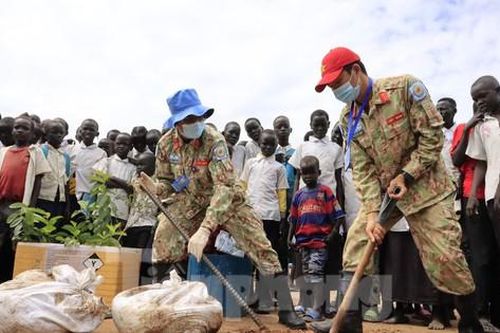 Bác sĩ mũ nồi xanh Việt Nam trồng bàng, ổi, làm chong chóng tặng trẻ em Nam Sudan