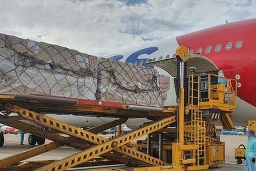 Thụy Sỹ viện trợ nhiều thiết bị y tế cho Việt Nam chống dịch