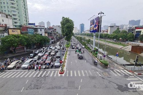 Đường phố Hà Nội nườm nượp như chưa có lệnh cấm