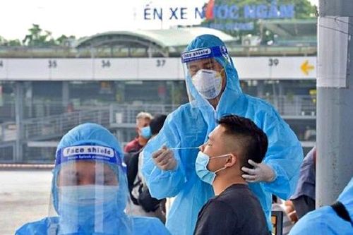 Hà Nội xét nghiệm Covid-19 cho lái xe 'luồng xanh' 3 ngày/ lần tại bến xe