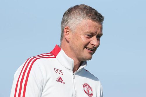 Fan MU ngóng Varane, Solskjaer nói lý do chậm ra mắt