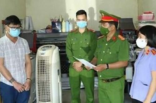 Phê chuẩn khởi tố đối tượng làm giấy tờ giả để trốn tránh sự kiểm soát cho lái xe