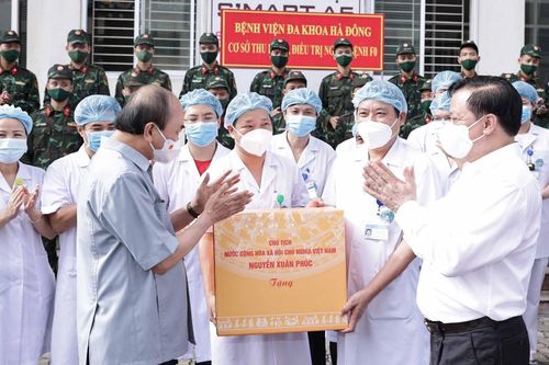 Chủ tịch nước động viên các cơ sở điều trị và phòng chống COVID-19