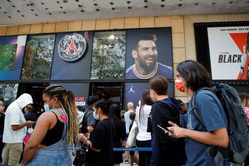 Cơn sốt Messi lên tới đỉnh điểm, CĐV xếp hàng rồng rắn mua áo đấu