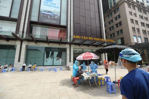 Hà Nội lấy mẫu xét nghiệm cho toàn bộ người dân phường Lê Đại Hành
