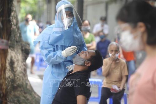 Hà Nội: Lấy mẫu xét nghiệm COVID-19 cho người dân phường Lê Đại Hành