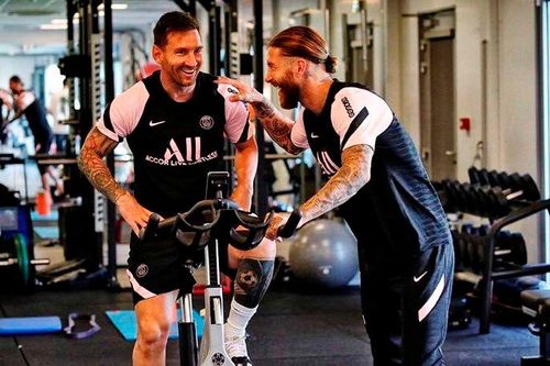 Những hình ảnh hiếm gặp ở buổi tập đầu tiên của Messi tại PSG
